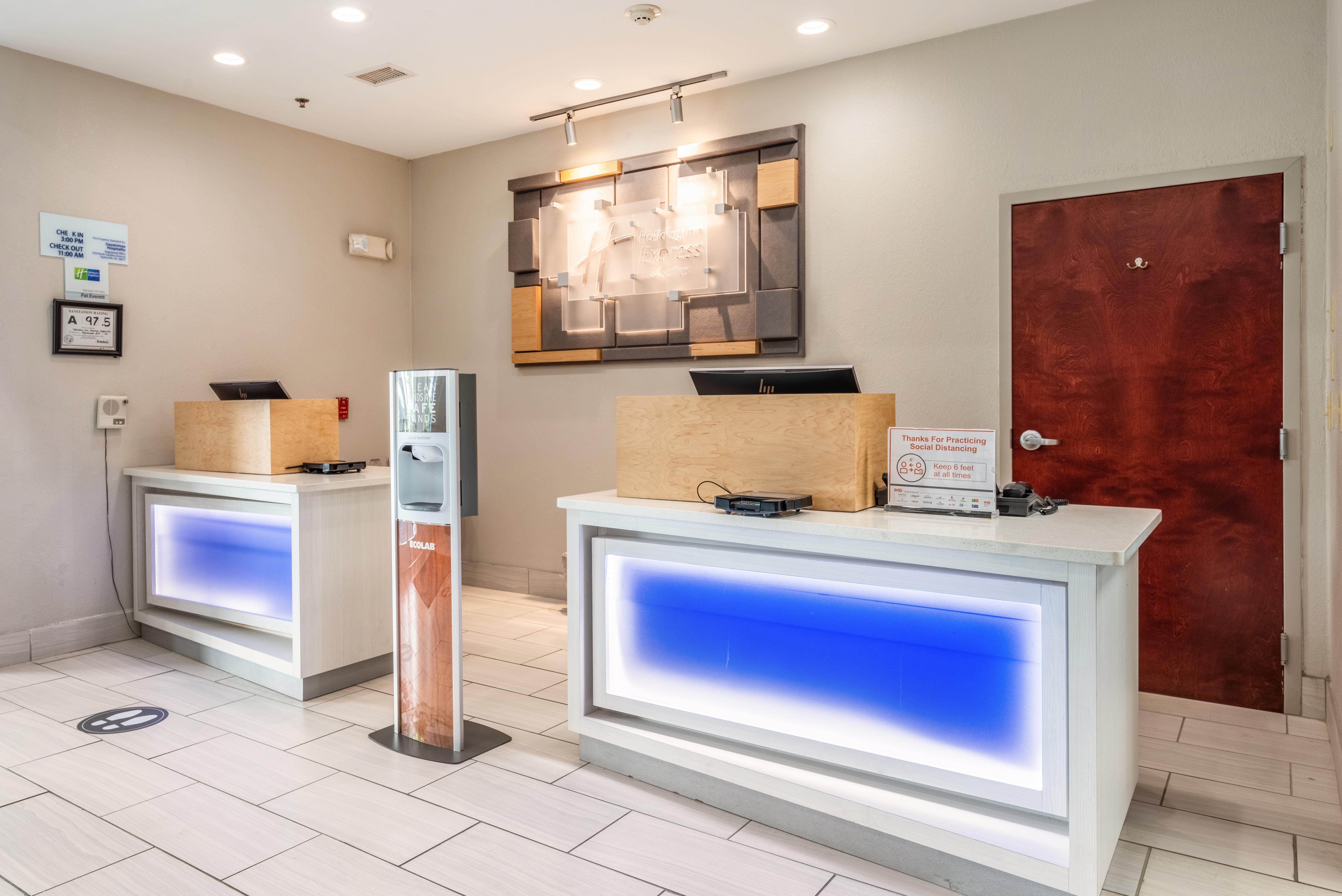 Holiday Inn Express & Suites Стейтсвилл Экстерьер фото