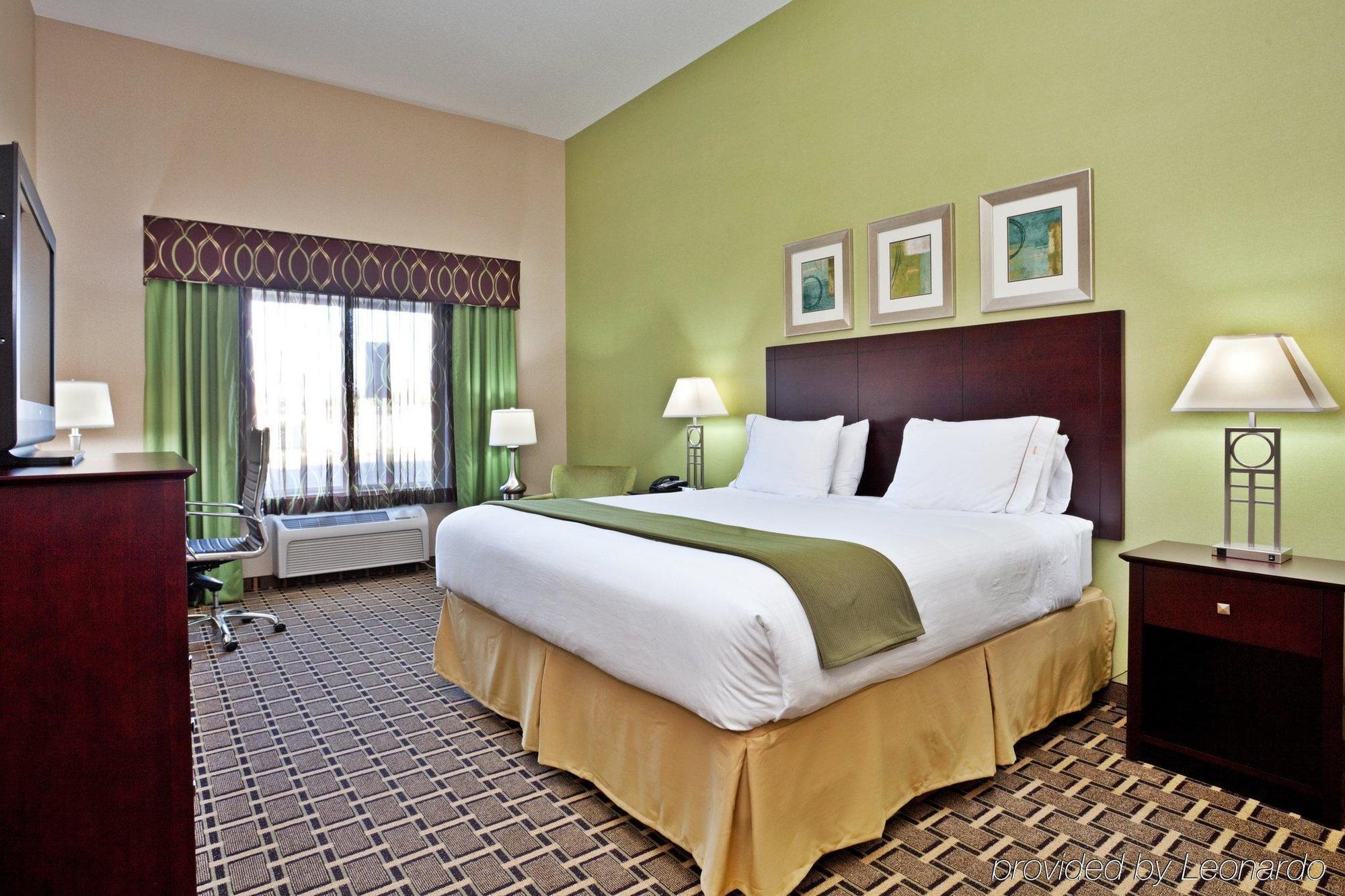 Holiday Inn Express & Suites Стейтсвилл Номер фото
